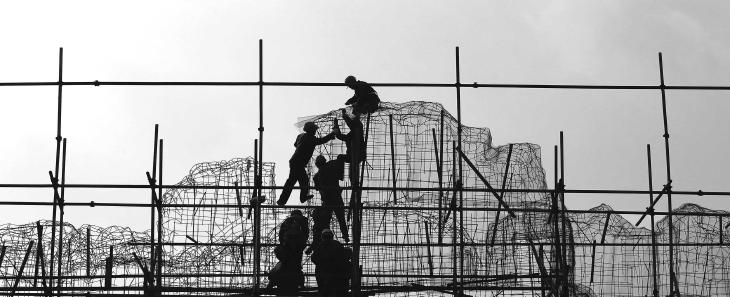 men building mesh worksite